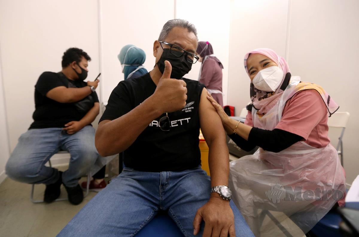 Penerima menerima vaksin daripada pegawai perubatan di Pusat Pemberian Vaksin (PPV) AstraZeneca (AZ) di Pusat Dagangan Dunia Kuala Lumpur (WTCKL). FOTO MOHAMAD SHAHRIL BADRI SAALI