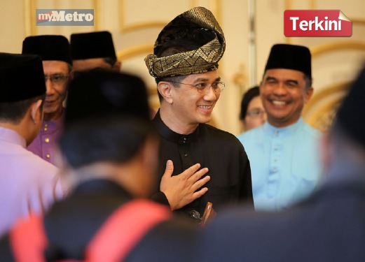AZMIN bersalaman dengan tetamu ketika majlis Istiadat Mengangkat Sumpah Menteri Besar. FOTO Osman Adnan