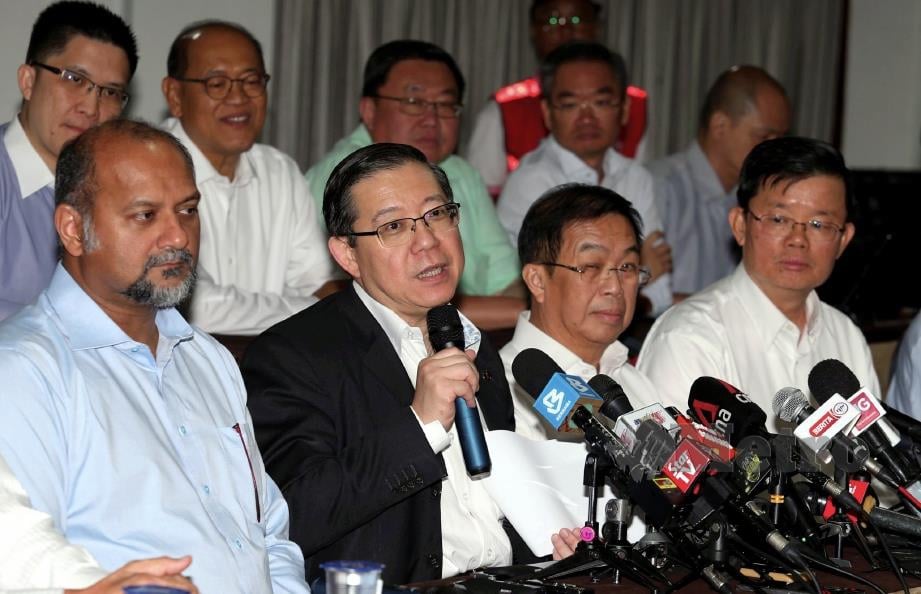 LIM Guan Eng (dua kiri) bersama pemimpin kanan DAP ketika sidang media selepas mesyuarat Jawatankuasa Kerja Pusat (CEC) DAP di Kuala Lumpur. FOTO Hairul Anuar Rahim