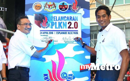 HISHAMMUDDIN (kiri) bersama Menteri Belia dan Sukan, Khairy Jamaluddin menandatangani plak pelancaran Program Latihan Khidmat Negara (PLKN) 2.0 di Kuala Lumpur. FOTO Aizuddin Saad
