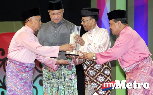 YANG di-Pertuan Agong, Tuanku Abdul Halim Mu'adzam Shah menyampaikan Anugerah Perdana Maulidur Rasul Peringkat Kebangsaan kepada Wan Zahidi. FOTO Aizuddin Saad
