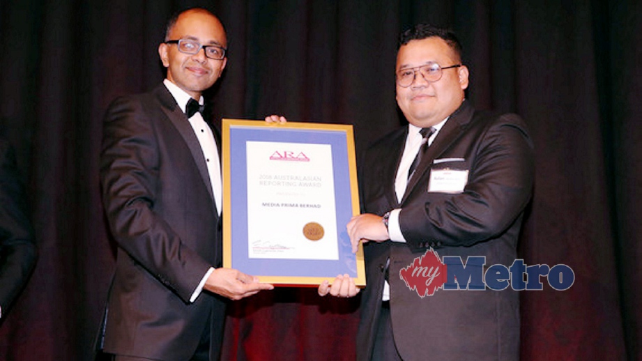 AZLAN (kanan) menerima Anugerah Emas pada Anugerah Pelaporan Australasia 2018 di Sydney, Australia pada 20 Jun lalu