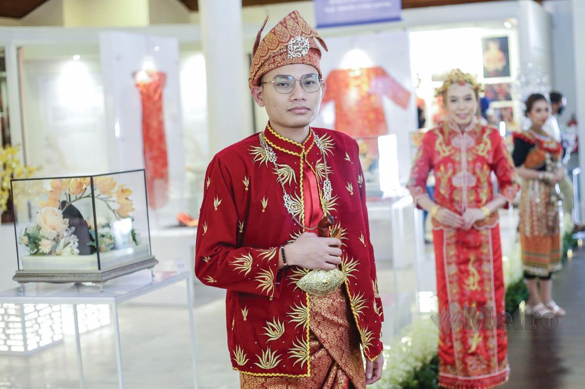 MODEL memperagakan pakaian pengantin Melayu Perak.