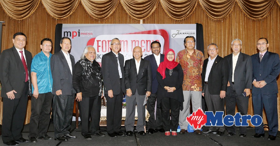 CHAMIL (enam kiri) bersama moderator dan ahli panel ketika Forum Media Kebangsaan 2016. FOTO Abdullah Yusof