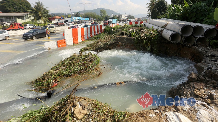 KEBOCORAN paip air hingga berlaku kesesakan di Lebuhraya MRR2 arah Ulu Kelang ke Ampang. FOTO Halim Salleh
