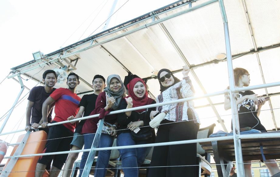 PENULIS (lima dari kiri) bersama rakan media di atas ‘sunset cruise’ . FOTO Nadim Bokhari