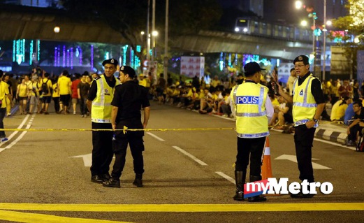ANGGOTA polis meningkatkan kawalan berhampiran Dataran Merdeka. FOTO Mohd Yusni Ariffin