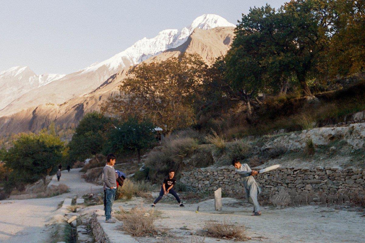 KANAK-KANAK bermain kriket yang menjadi sukan paling popular di Pakistan di Lembah Pissan, Nagar. 