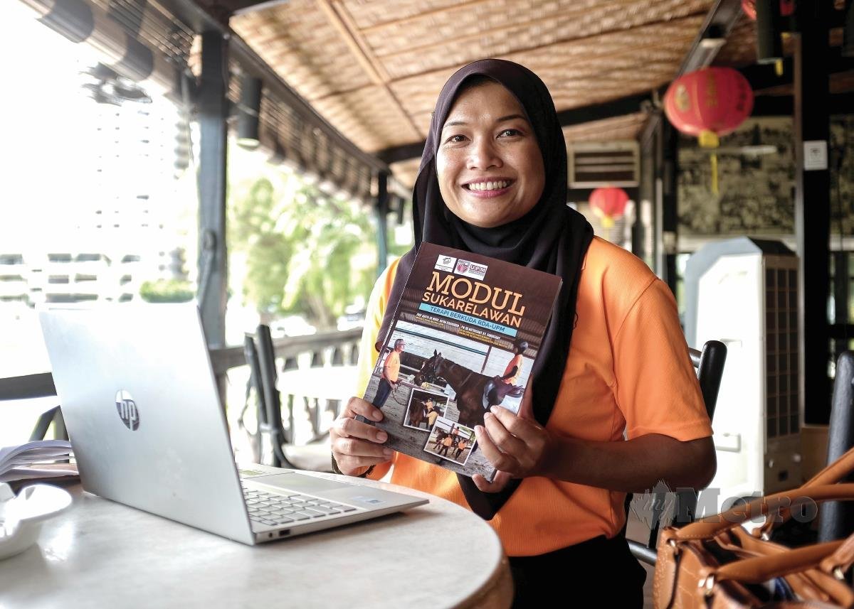 DR Nurul Hayah bersama buku modul sukarelawan terapi berkuda RDA-UPM yang dilancarkan baru-baru ini.