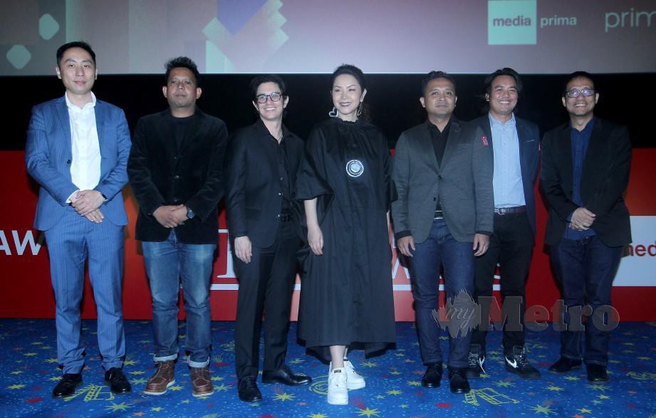 AHMAD Izham (kanan) dan Ketua Pegawai Pemasaran, Huawei APAC, Samuel Huang (kiri) bersama lima pengarah filem yang menyertai Huawei Film Awards (dua dari kiri), Kroll Azry, Gavin Yap, Jess Teong, Tuan Faisal dan Nik Amir. FOTO Khairul Azhar Ahmad