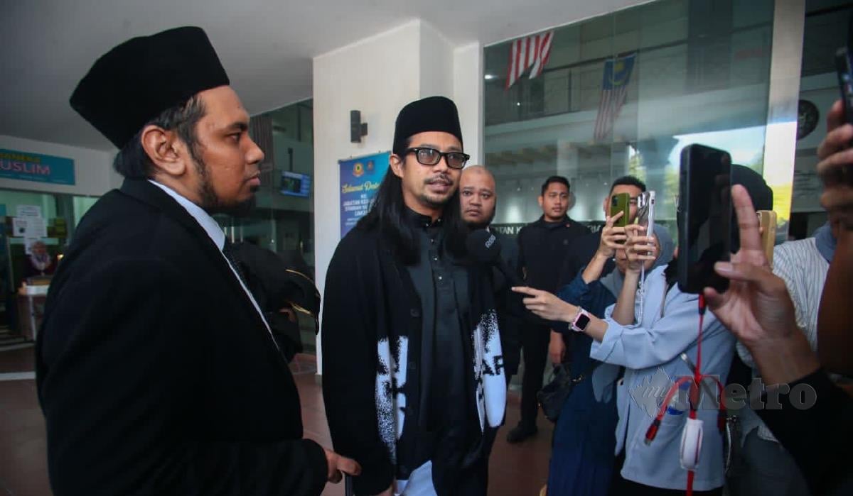 Penyanyi, Noh Salleh hadir bagi proses Sulh berkaitan anak angkatnya bersama Mizz Nina di Mahkamah Syariah Shah Alam. FOTO GENES GULITAH