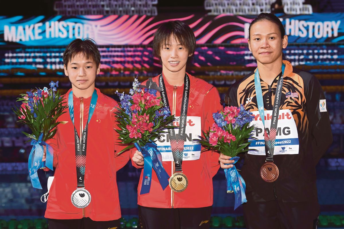 PANDELELA bersama Chen Yuxi (tengah) dan Quan Hongchan.