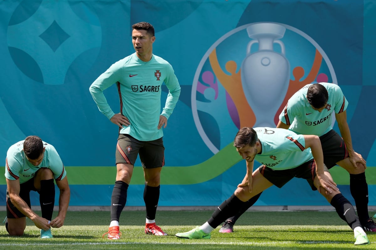 AKSI Ronaldo (dua dari kiri) ketika sesi latihan di  Budapest,  semalam. FOTO AFP