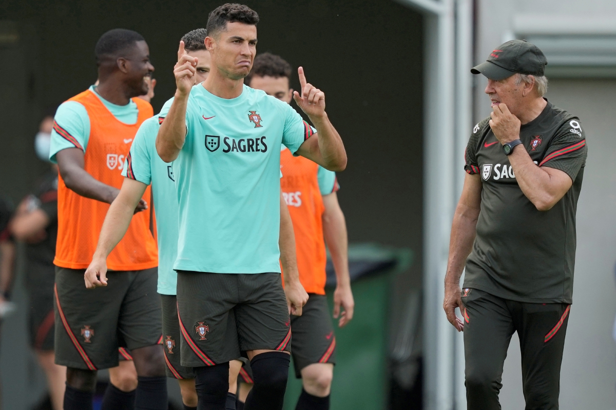 REAKSI Ronaldo ketika sesi latihan Portugal di Budapest semalam. FOTO AFP 