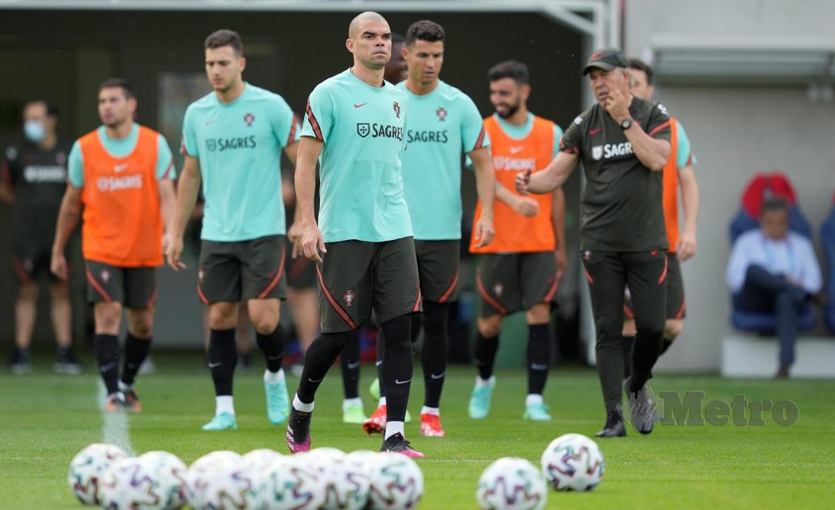 BEK tengah Portugal, Pepe  (tengah) berlatih bersama rakan sepasukannya menjelang perlawanan dengan Perancis, malam esok. FOTO EPA