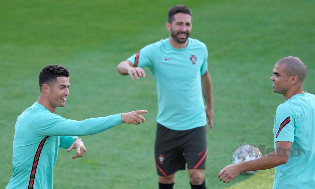 KAPTEN Portugal, Cristiano Ronaldo (kiri) berlatih bersama Joao Moutinho dan Pepe menjelang perlawanan dengan Perancis, hari ini. FOTO EPA
