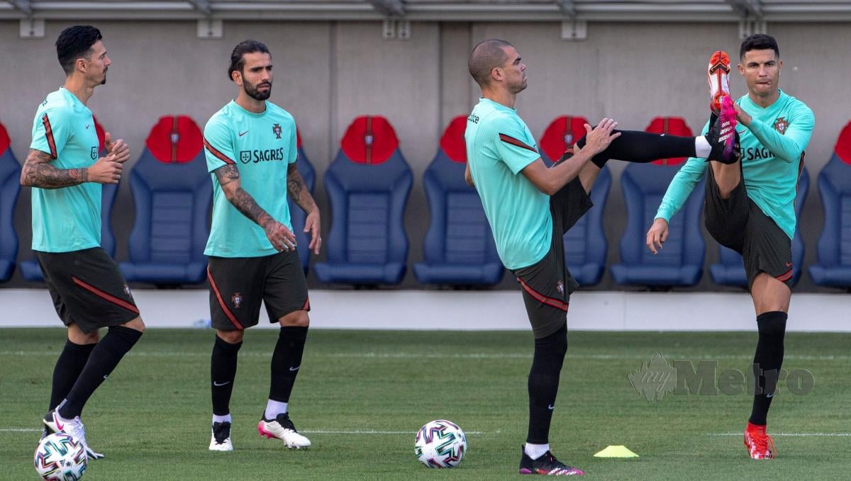 KAPTEN Portugal, Cristiano Ronaldo (kanan) berlatih bersama rakan sepasukannya menjelang perlawanan dengan Belgium. FOTO EPA
