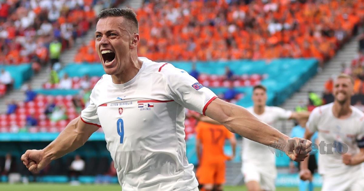 PEMAIN tengah Republik Czech, Tomas Holes meraikan gol sulungnya ketika menewaskan Belanda 2-0 di pusingan kedua Euro 2020, semalam. FOTO EPA