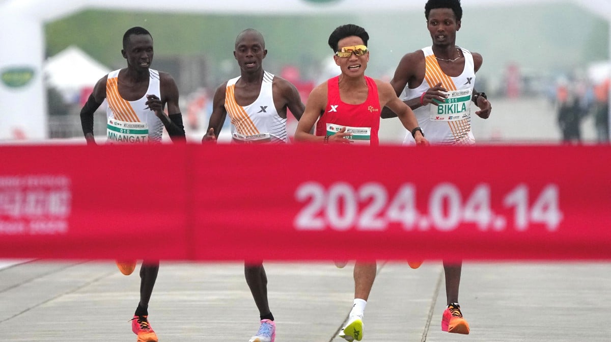 AKSI penamat separuh maraton Beijing yang penuh kontroversi. FOTO Reuters