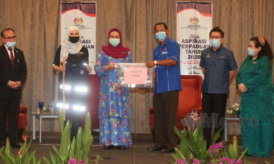 HALIMAH (tengah) menyampaikan Kit Skim Rondaan Sukarela kepada wakil KRT Johor, pada majlis Aspirasi Perpaduan Tahun 2020, di Persada Johor. FOTO MOHD AZREN JAMALUDIN