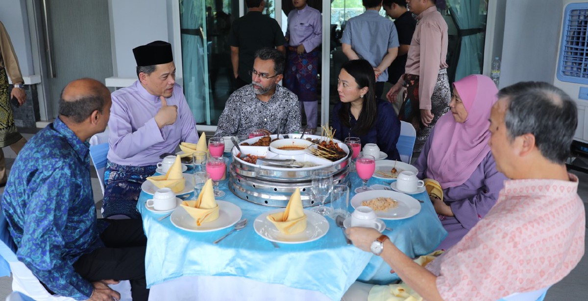 HAMIDIN (dua dari kiri) menyatakan kemungkinan MFL yang masih berhutang dengan Tunku Ismail. FOTO Ihsan Persatuan Bolasepak Malaysia