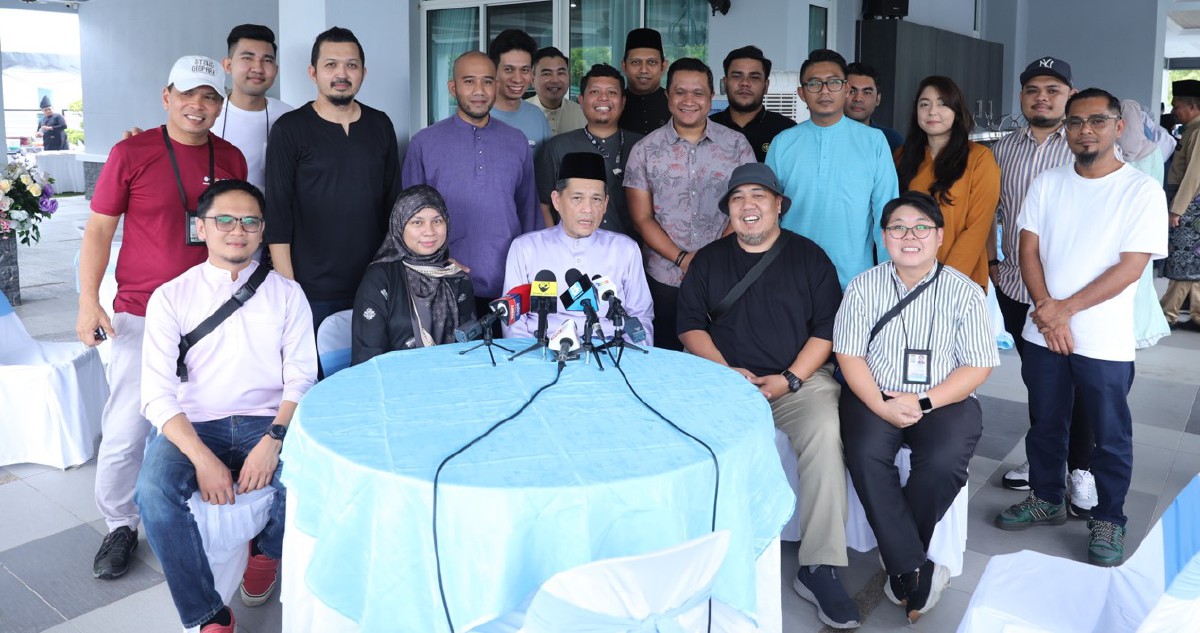 HAMIDIN (duduk tengah) menjelaskan bahawa perbincangan membabitkan semua CEO pasukan bersama MFL selalu diadakan. FOTO Ihsan Persatuan Bolasepak Malaysia