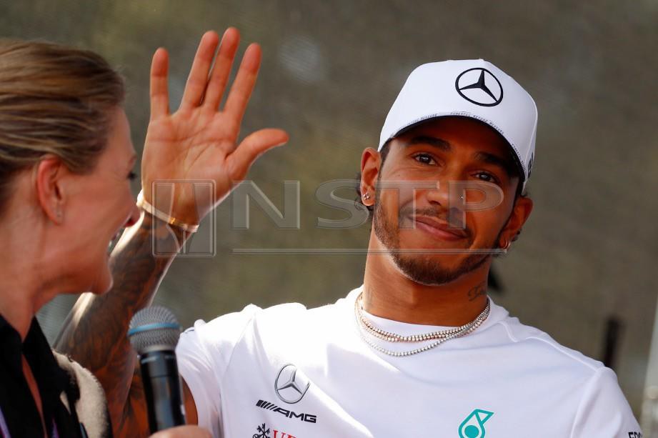 Lewis Hamilton tenang melambai tangan kepada peminat selepas selesai sesi latihan di GP Australia. FOTO EPA.