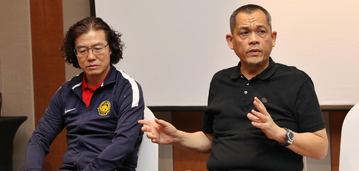 HAMIDIN (kanan) harap jurulatih Pan Gon dan pemain akan dapat menterjemahkan dengan keputusan yang baik. FOTO Ihsan Persatuan Bolasepak Malaysia