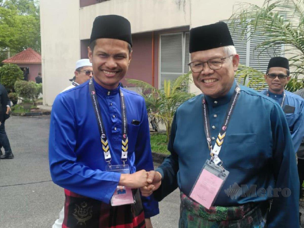 HAMZAH bersalaman dengan calon BN, Mohd Shafiq Fhadly Mahmud (kiri). FOTO Shaiful Shahrin Ahmad Pauzi
