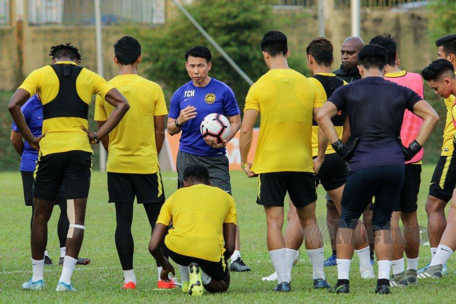 Tan Cheng Hoe (tengah) berkata sesuatu kepada pemain pada sesi latihan skuad kebangsaan. FOTO File NSTP