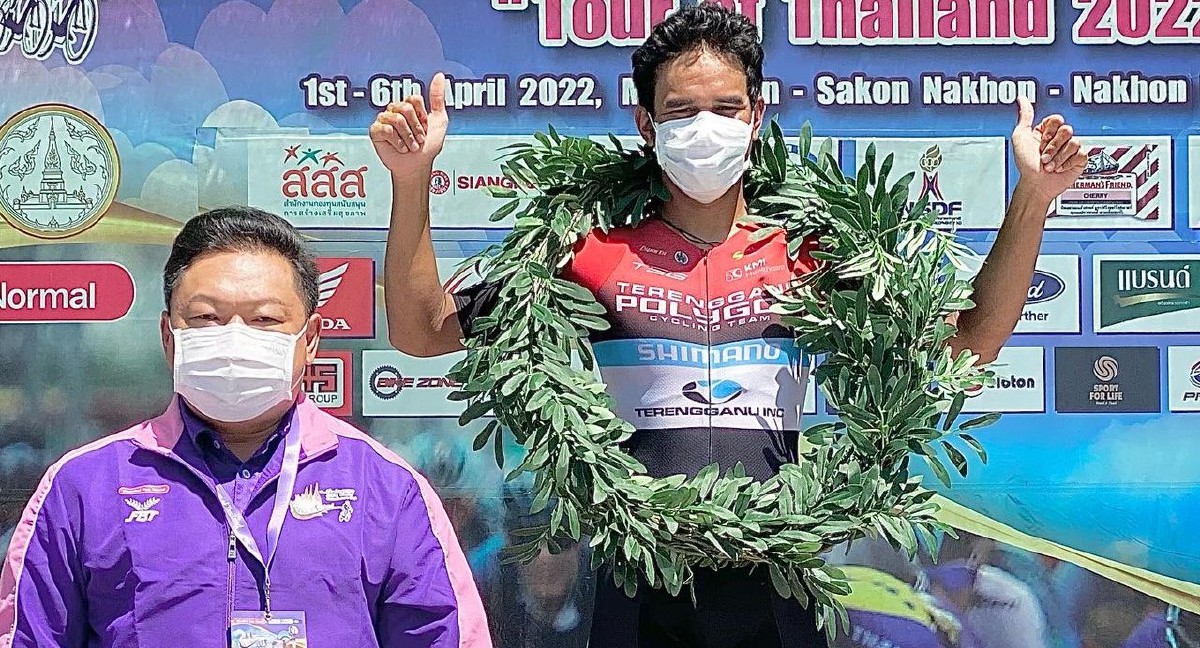 HARRIF (kanan) berjaya mengekalkan momentum juara di peringkat keempat Jelajah Thailand. FOTO Ihsan Pasukan Terengganu Polygon Cycling 
