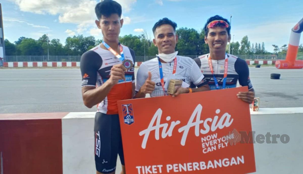 JAGUH berbasikal lebuh raya negara, Harrif (tengah) muncul juara Cabaran Kriterium TSS 2021 di Litar Permotoran Terengganu di Gong Badak hari ini. FOTO MALIK MdopinUHAMAD