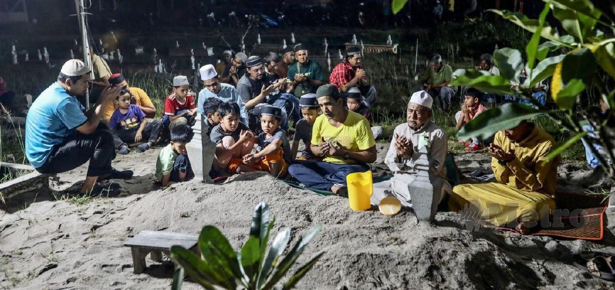 AHLI keluarga yang hadir semasa pengebumian Harun, 75 yang meninggal dunia kira-kira jam 4.15 petang tadi di Tanah Perkuburan Islam Jalan Sultan Mahmud, Batu Buruk. FOTO GHAZALI KORI