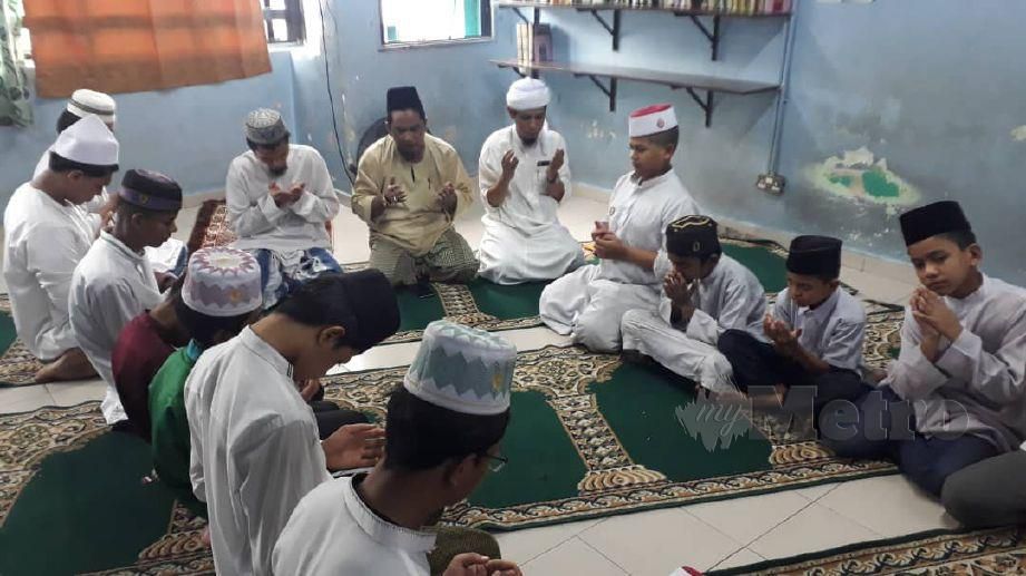 ANAK-ANAK yatim Rohingya mengisi aktiviti sepanjang dikuarantin dengan membaca surah Yasin setiap hari dan al-Quran serta bersolat tarawih. FOTO IHSAN HASHIM KASSIM 