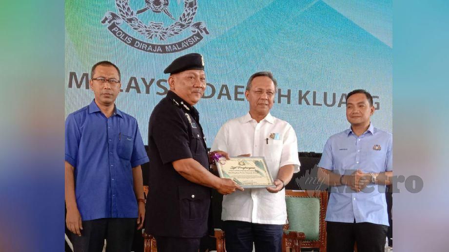 HASNI menyerahkan sijil penghargaan kepada Ketua Polis Daerah Kluang, Asisten Komisioner Mohd Abduh Ismail. FOTO Adnan Ibrahim