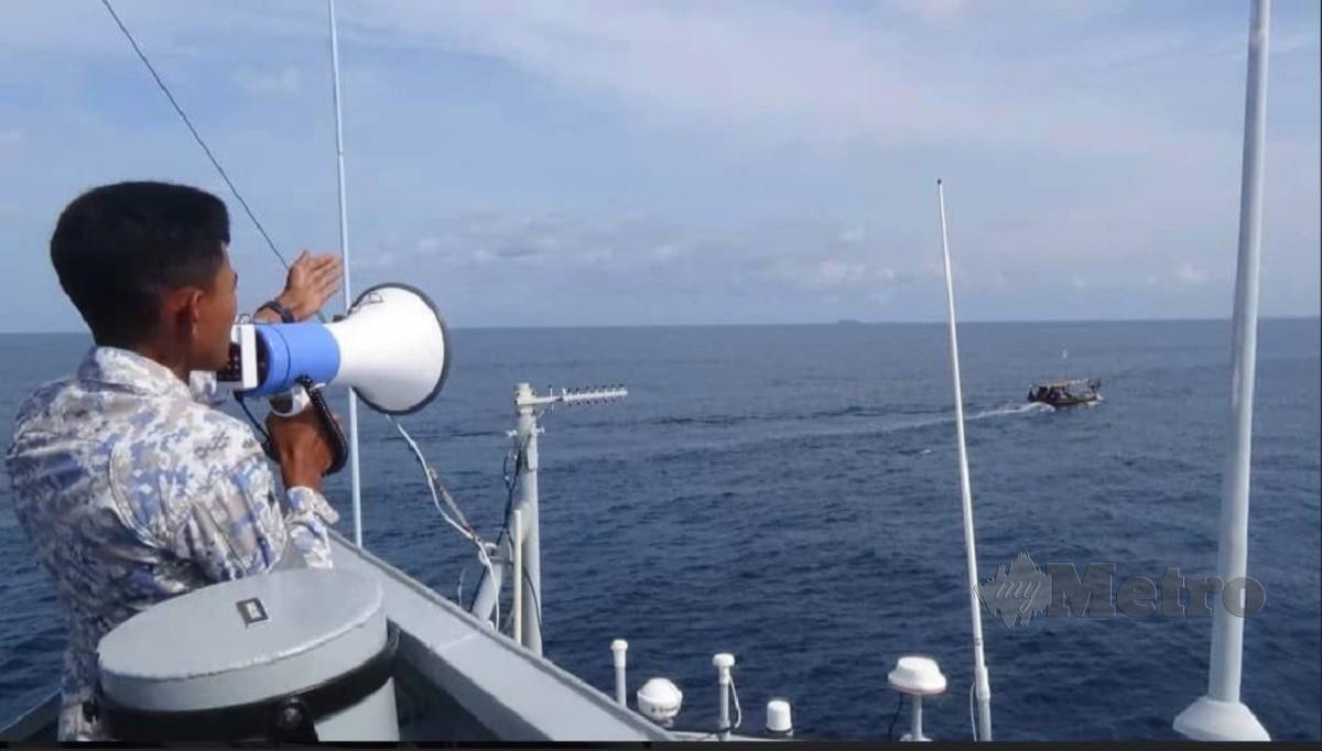 TENTERA Laut Diraja Malaysia (TLDM) melakukan tindakan pengusiran terhadap bot nelayan asing yang cuba memasuki perairan negara. FOTO ihsan TLDM