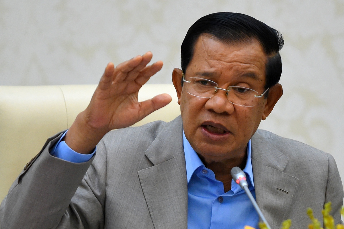 Hun Sen beri amaran hukuman keras buat individu inggar perintah kuarantin. FOTO AFP