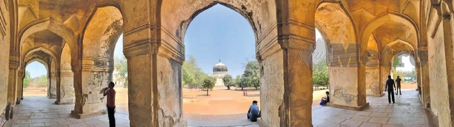 SEBAHAGIAN sudut di makam Quli Qutb berbentuk simetri dan kubahnya yang hampir sama dengan Tak Mahal di Agra.- FOTO Asyraf Maskan 