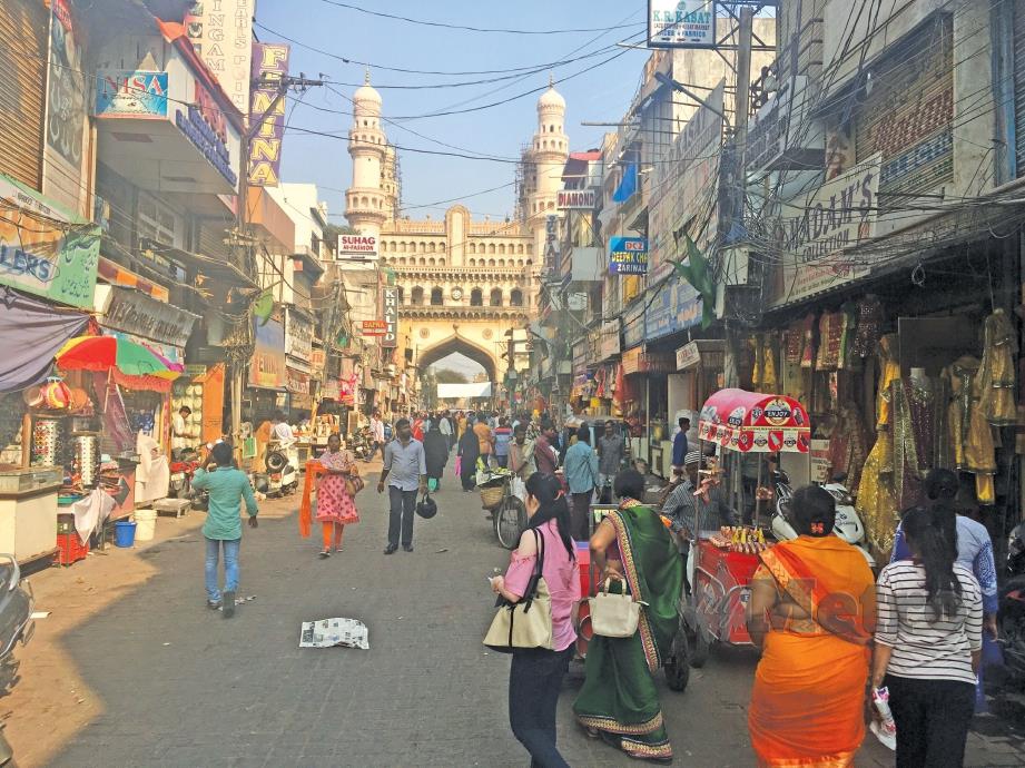 LALUAN sepanjang bazar tekstil, herba dan barangan gangsa menuju Charminar yang menjadi pusat kota tua Hyderabad. - FOTO Asyraf Maskan 