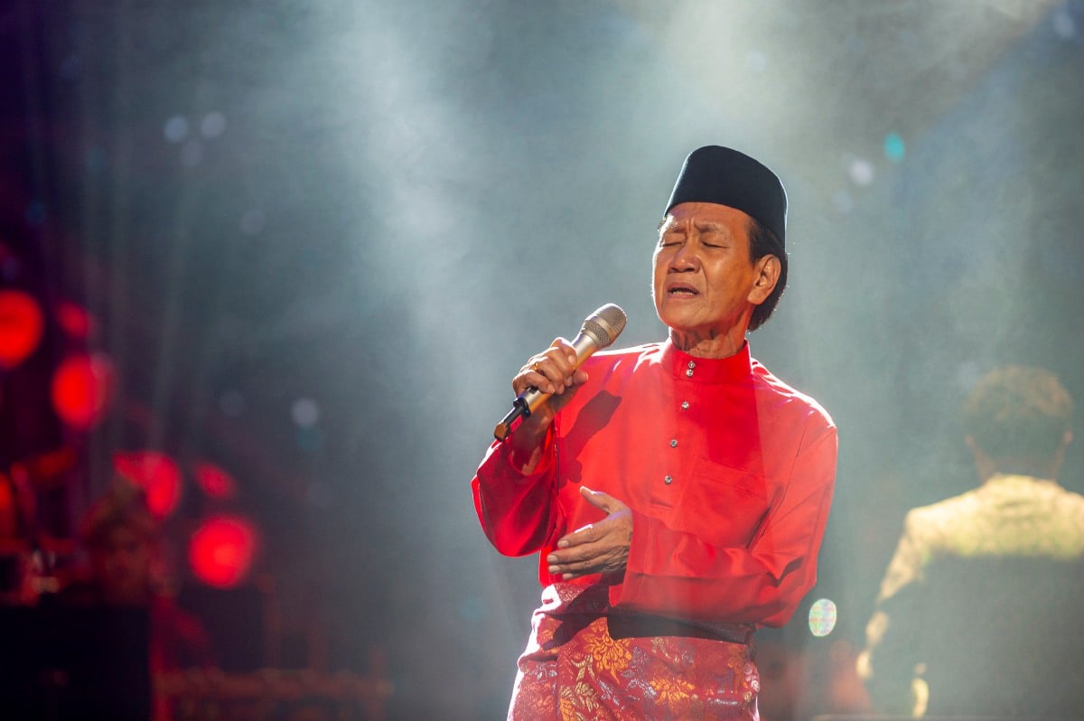 DATUK Andre Goh pamer nyanyian lunak dengan lagu-lagu Melayu lama.