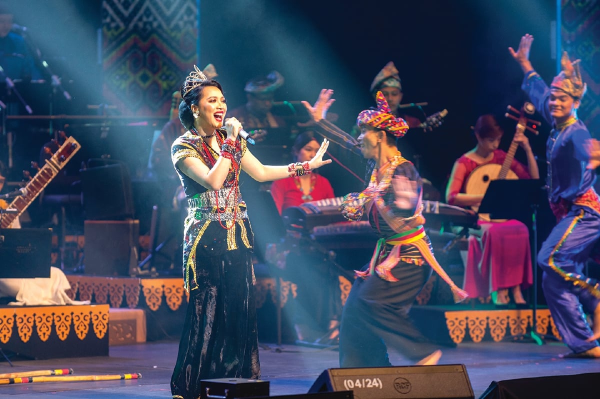 LINDA Nanuwil bawa melodi Sabah dengan penuh meriah.