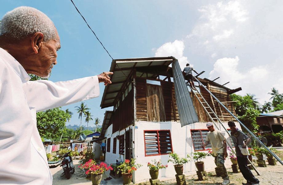 IBRAHIM menunjukkan rumahnya yang rosak teruk dalam kejadian ribut di Kampung Sekolah Juru, Bukit Mertajam, Pulau Pinang. FOTO Ramdzan Masiam