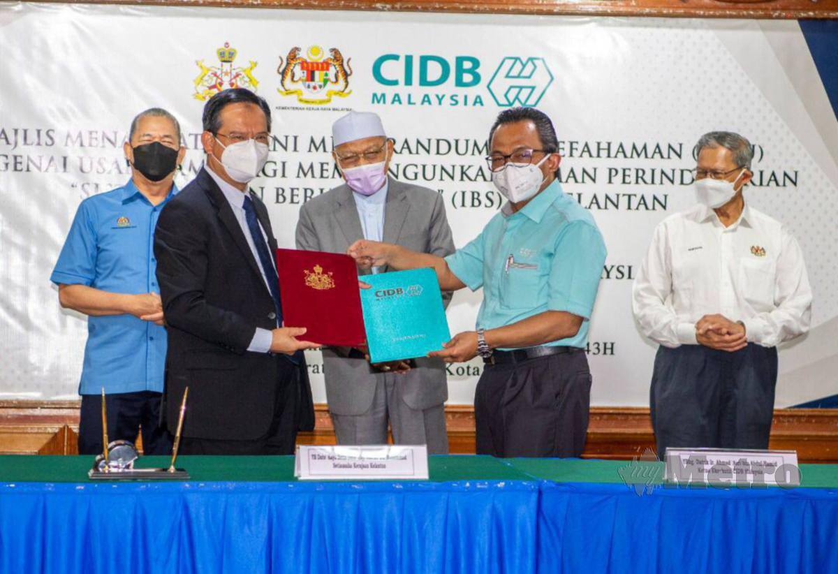Ahmad 'Asri (dua kanan) dan Nazran bertukar dokumen sebagai simbolik MoU antara kerajaan Kelantan dengan CIDB sambil disaksikan Fadillah (kiri), Ahmad (tengah) dan Mustapa. FOTO Hazira Ahmad Zaidi