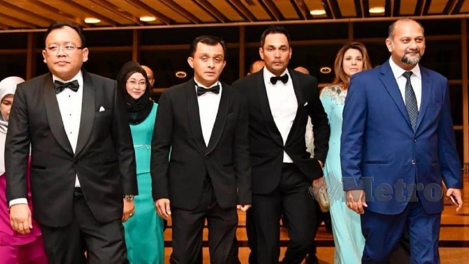 (DARI KANAN) Menteri Komunikasi dan Multimedia, Gobind Singh Deo diiringi Hans Isaac dan Ahmad Idham pada malam kemuncak Festival Filem Malaysia ke-30. FOTO Instagram Ahmad Idham