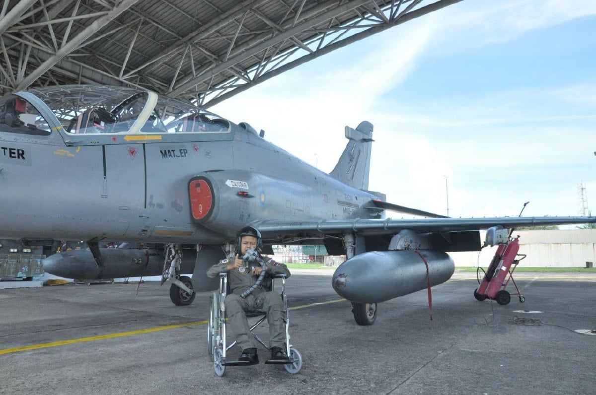 FOTO fail menunjukkan Muhammad Irfan Mikail berpeluang menaiki pesawat pejuang TUDM. FOTO Ihsan TUDM.