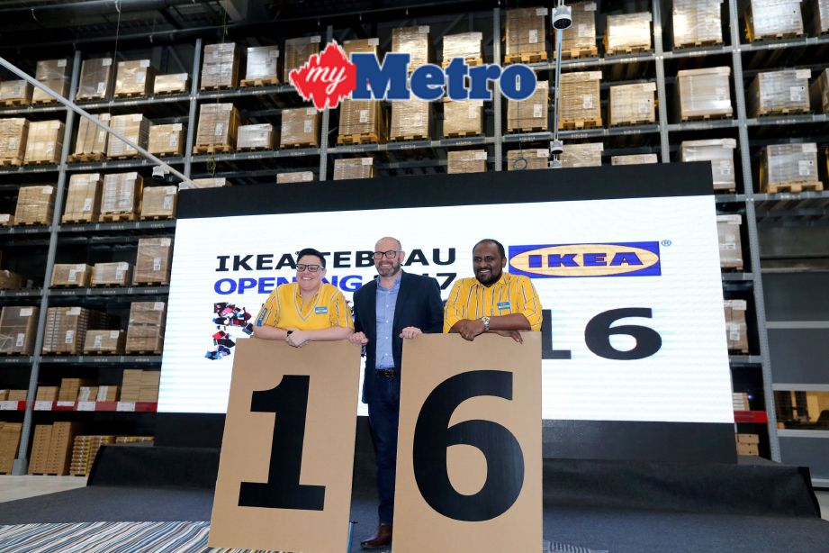 King (tengah) bersama Annie (kiri) dan Charles Sathis Nair (kanan) menunjukkan angka 16 sebagai simbolik tarikh pembukaan IKEA Tebrau. FOTO Zain Ahmed