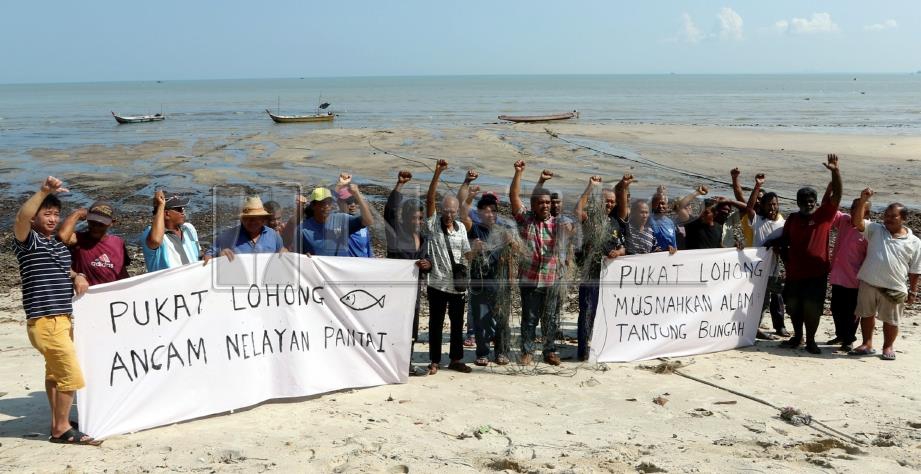 NELAYAN kawasan Teluk Bahang mengadakan perhimpunan aman di Tanjung Bungah, semalam bagi membantah aktiviti menangkap ikan menggunakan pukat lohong dilakukan nelayan dari Kuala Kedah. FOTO Mikail Ong.
