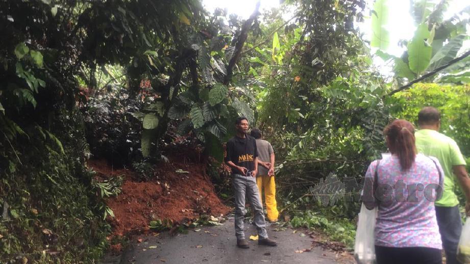 Jalan Pos Mosuh Tapah terhalang akibat kejadian tanah runtuh berdekatan Kampung Sungai Bot, petang tadi, dekat sini. FOTO Ihsan Bomba