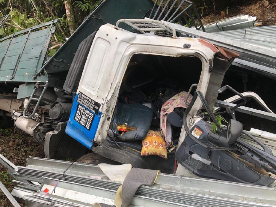 Dua beranak maut dan seorang cedera treler  hilang kawalan dan terbabas di Kilometer 20 Jalan Keramat Pulai-Cameron Highlands. FOTO IHSAN BOMBA PERAK