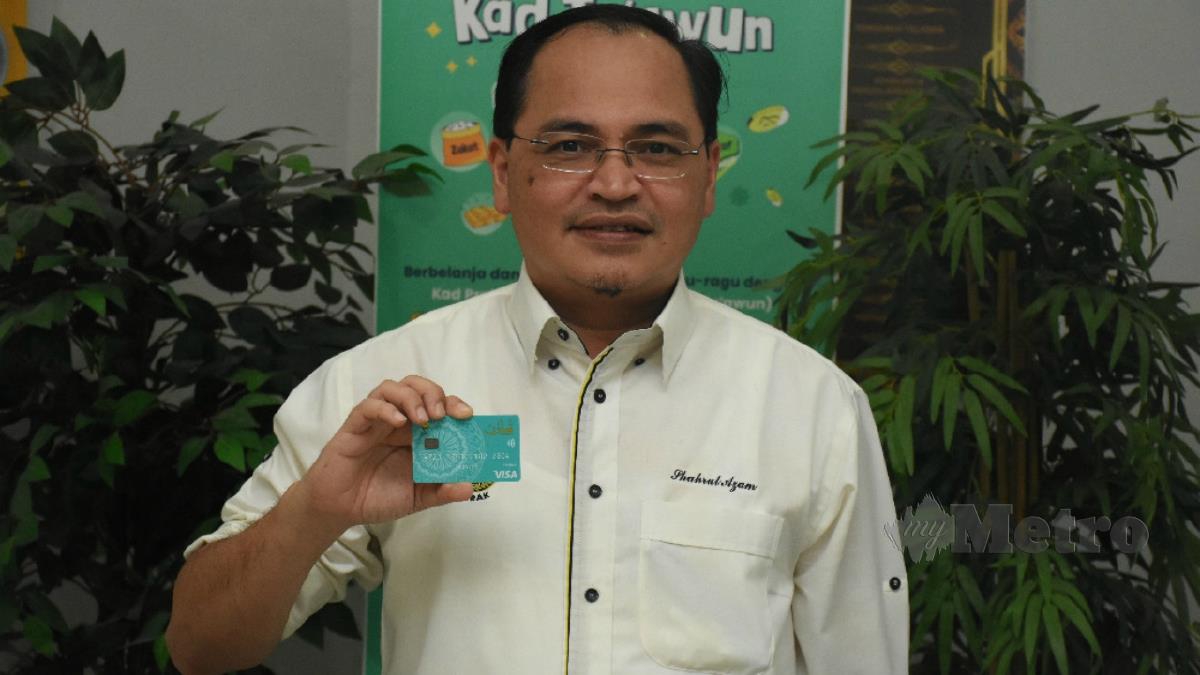 SHAHRUL Azam menunjukkan produk baharu Kad Prabayar Visa GoPayz-MAIPk (Ta’awun). FOTO Ihsan MAIPk